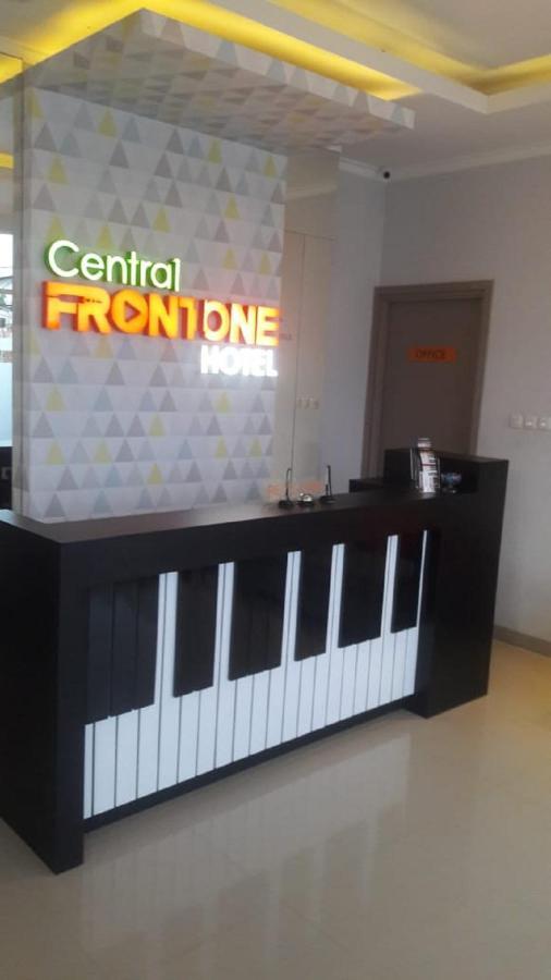 Central Front One Inn Jakarta Airport Rawabokor Dua Exterior foto
